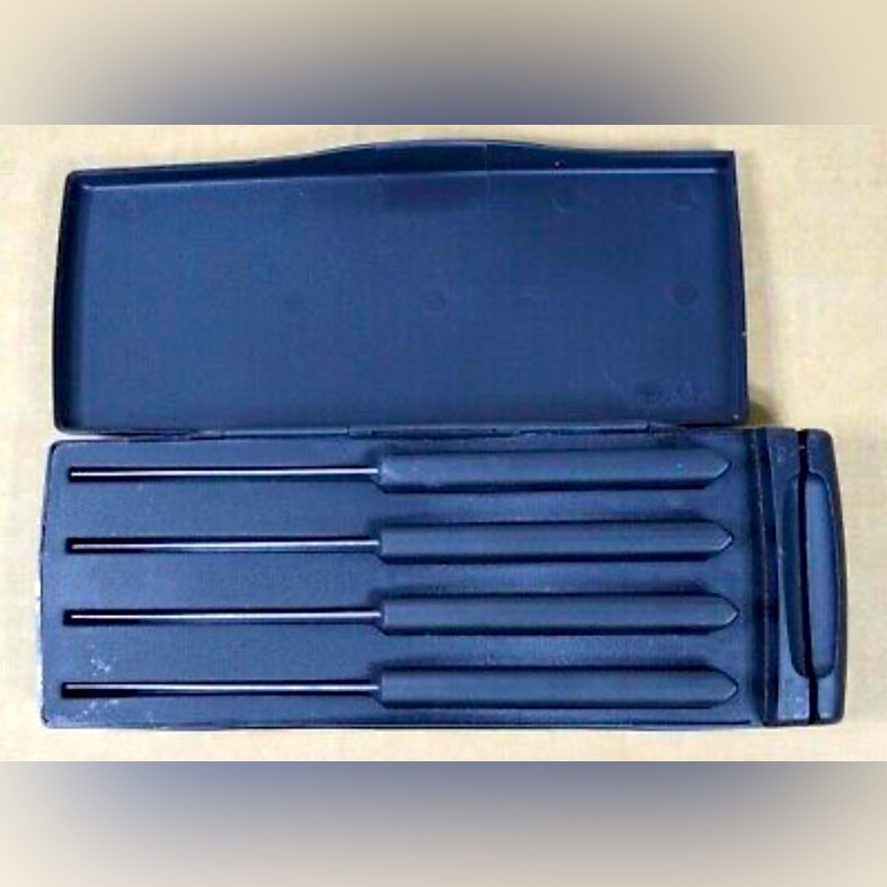 The Pampered Chef Steak Knife Set of 4 with Sharpener & Case Knives